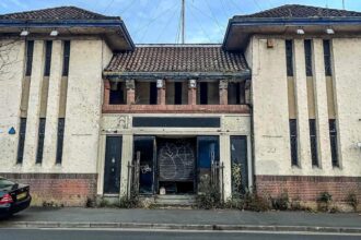 Urban explorer Chloe Urbex uncovers a chilling, abandoned horror museum where she felt "watched." Eerie mannequins, dark corridors, and haunting remnants create a spine-tingling experience.