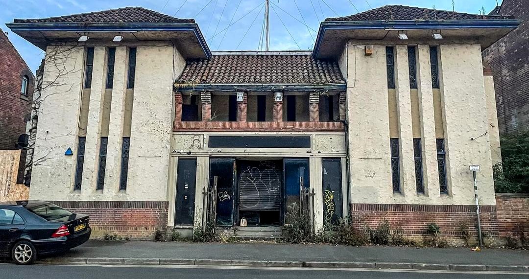 Urban explorer Chloe Urbex uncovers a chilling, abandoned horror museum where she felt "watched." Eerie mannequins, dark corridors, and haunting remnants create a spine-tingling experience.