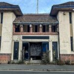 Urban explorer Chloe Urbex uncovers a chilling, abandoned horror museum where she felt "watched." Eerie mannequins, dark corridors, and haunting remnants create a spine-tingling experience.