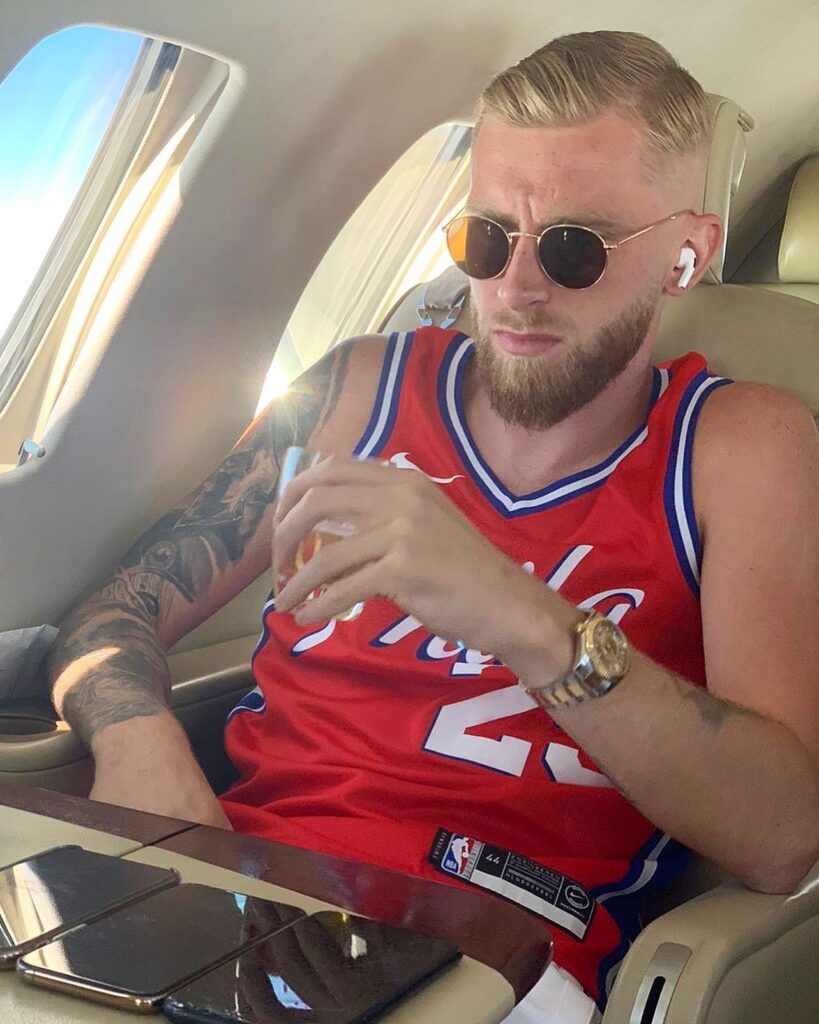 Joker footie fans gift pale striker Oli McBurnie a bottle of Aftersun after his move to sunny Las Palmas, capturing the hilarious moment in a viral snap.