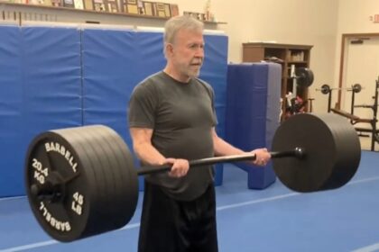 At 84, Chuck Norris stuns fans with an intense workout video, lifting heavy weights and showing off his strength, proving age is just a number for the martial arts legend.