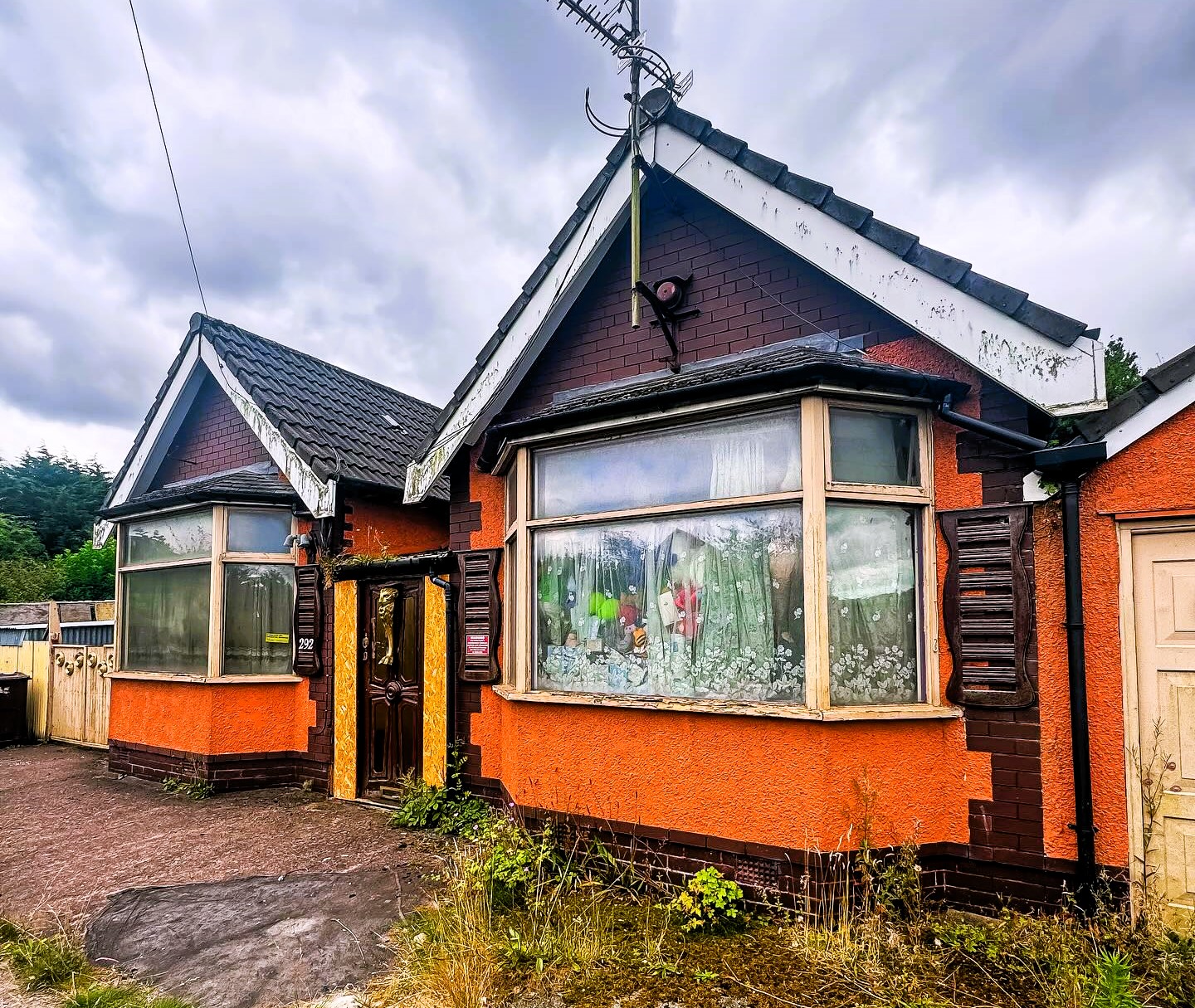 An eerie suburban home in Cambridgeshire with a mysterious past. Urban explorer Ben Stevens uncovers a bizarre surprise inside. Intriguing photos and videos included.