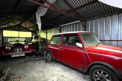 Urban explorer Sean Piper uncovers an abandoned house near Reading filled with untouched vintage cars, including a rare 1982 Morgan, leaving viewers stunned.