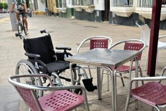 Waiter shocked as customer forgets wheelchair after a night of heavy drinking at a Spanish bar. The bizarre incident went viral, sparking humorous reactions online.