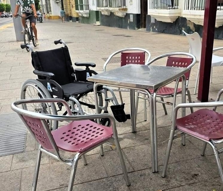 Waiter shocked as customer forgets wheelchair after a night of heavy drinking at a Spanish bar. The bizarre incident went viral, sparking humorous reactions online.