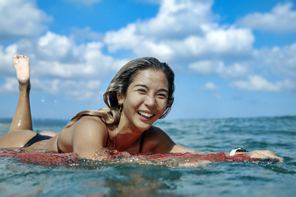 Surfer Talitha Tan narrowly escapes a severe facial injury in a horror wave collision, sharing her recovery journey with 713K+ viewers on Instagram. Her strength inspires.