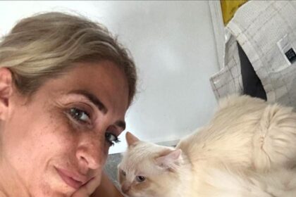 Psychic Sinem Salman reveals her unlikely assistant: a two-year-old ragdoll cat who helps with tarot readings, sensing clients' emotions and pointing to cards. A unique duo!