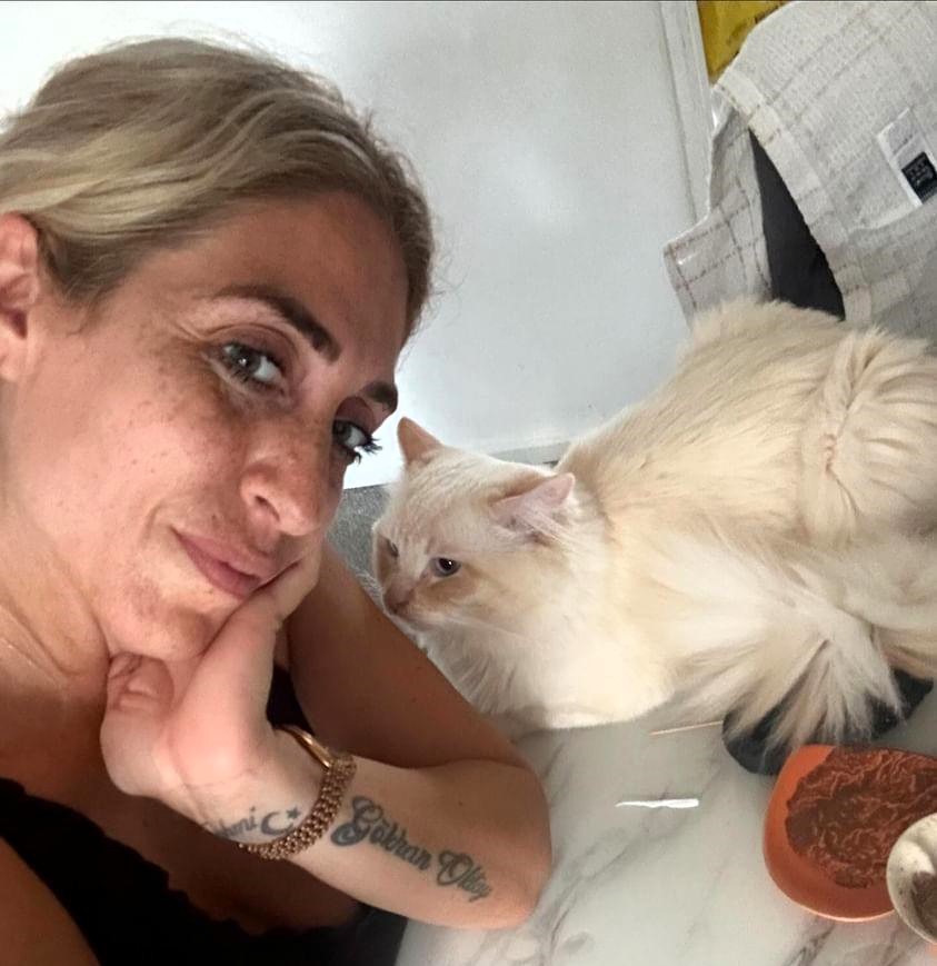 Psychic Sinem Salman reveals her unlikely assistant: a two-year-old ragdoll cat who helps with tarot readings, sensing clients' emotions and pointing to cards. A unique duo!