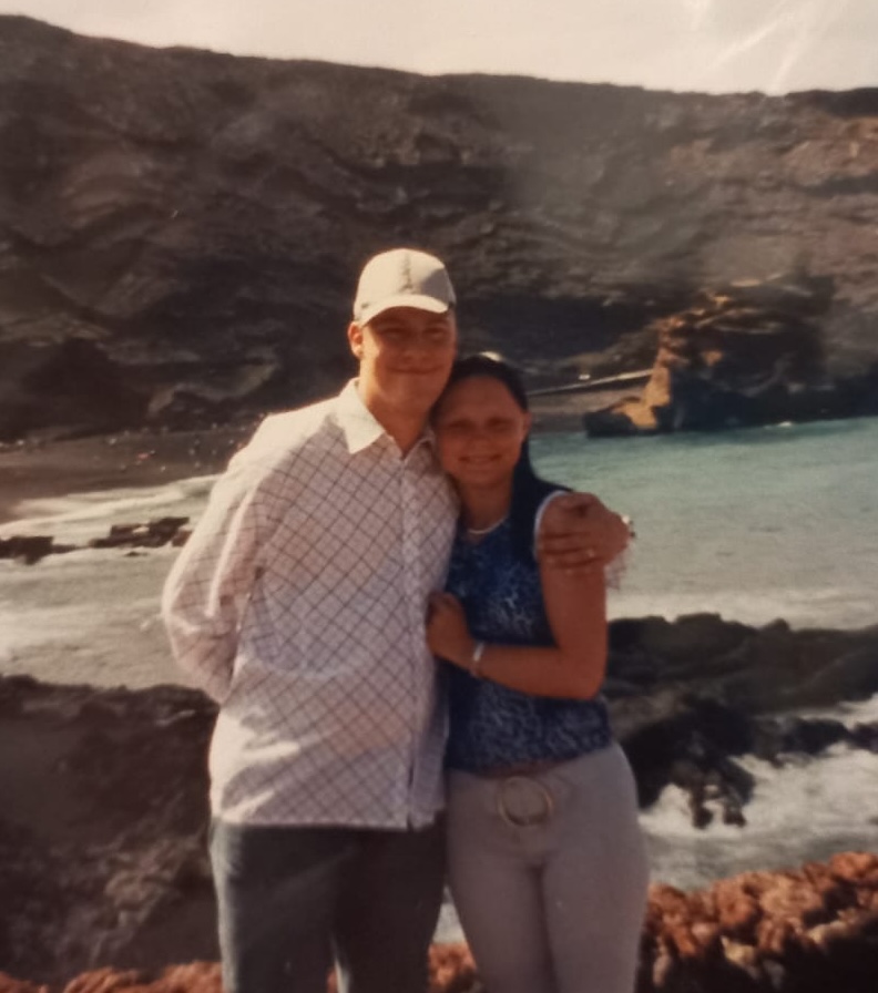 Helene and Geoff’s teenage pen-pal letters sparked a romance that led to marriage and three kids. Their love story proves true connections can thrive without technology!