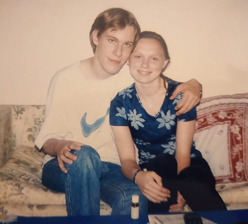 Helene and Geoff’s teenage pen-pal letters sparked a romance that led to marriage and three kids. Their love story proves true connections can thrive without technology!