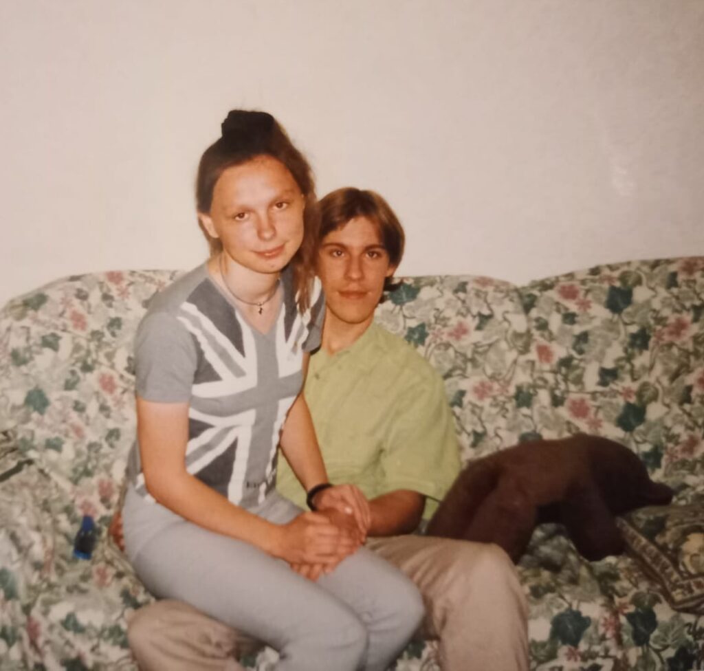 Helene and Geoff’s teenage pen-pal letters sparked a romance that led to marriage and three kids. Their love story proves true connections can thrive without technology!