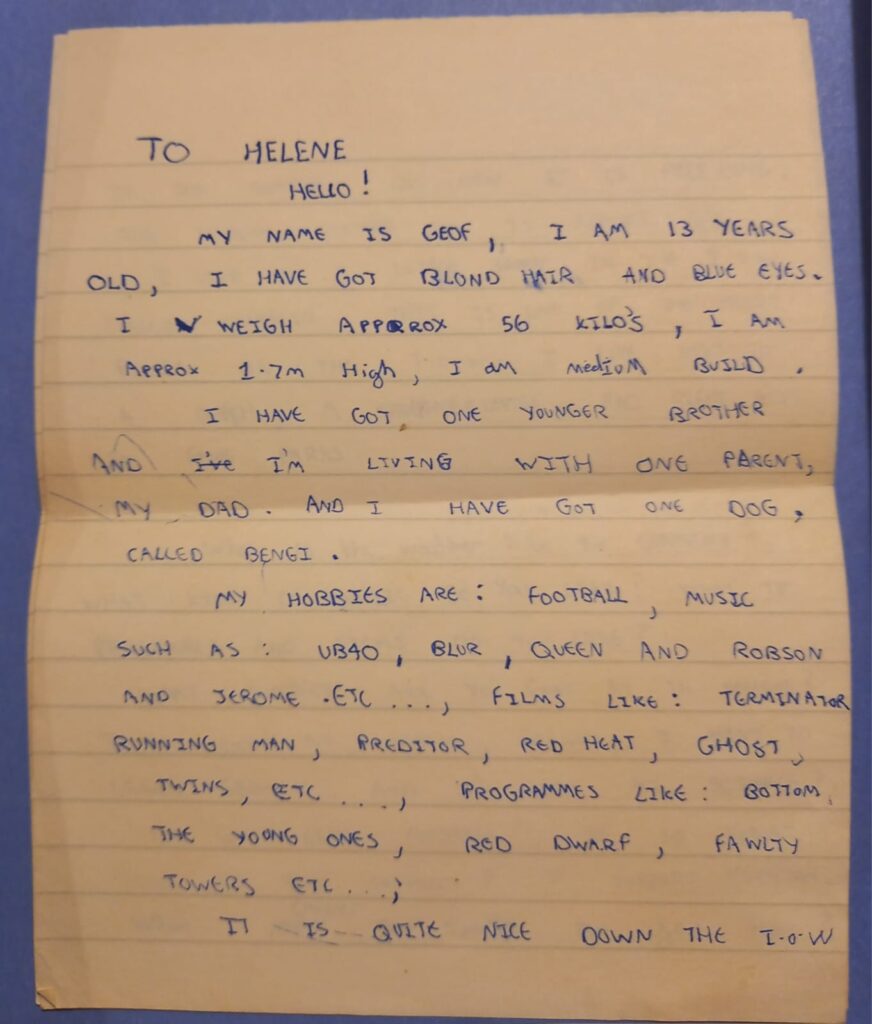 Helene and Geoff’s teenage pen-pal letters sparked a romance that led to marriage and three kids. Their love story proves true connections can thrive without technology!