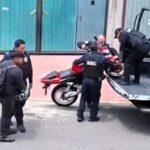 A viral clip shows a group of builders in Mexico City stopping police from seizing a young man's motorbike by loading it onto their own truck, leaving the cops speechless.