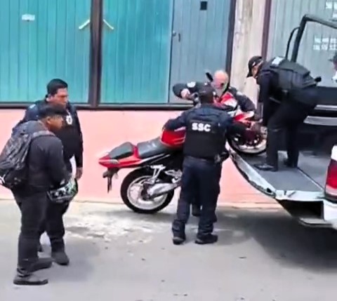 A viral clip shows a group of builders in Mexico City stopping police from seizing a young man's motorbike by loading it onto their own truck, leaving the cops speechless.