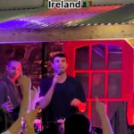 Fred Again surprises fans with a last-minute listening party at Dick Mack’s pub in rural Ireland, Dingle. The intimate event left locals and fans buzzing with excitement.