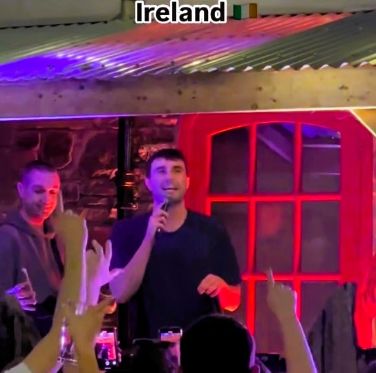 Fred Again surprises fans with a last-minute listening party at Dick Mack’s pub in rural Ireland, Dingle. The intimate event left locals and fans buzzing with excitement.