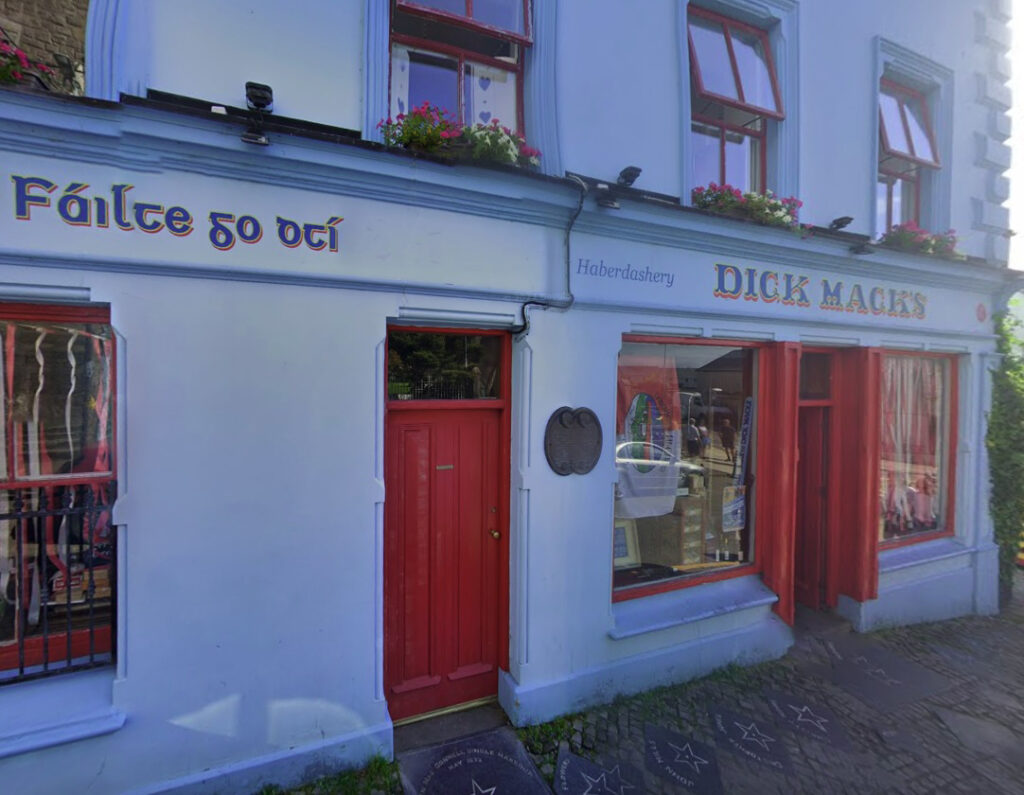 Fred Again surprises fans with a last-minute listening party at Dick Mack’s pub in rural Ireland, Dingle. The intimate event left locals and fans buzzing with excitement.