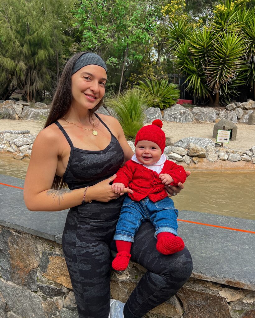 Fitness influencer Sofia Pires continues her workouts with her baby, inspiring others by staying active during pregnancy and postpartum. Her secret: listening to her body.