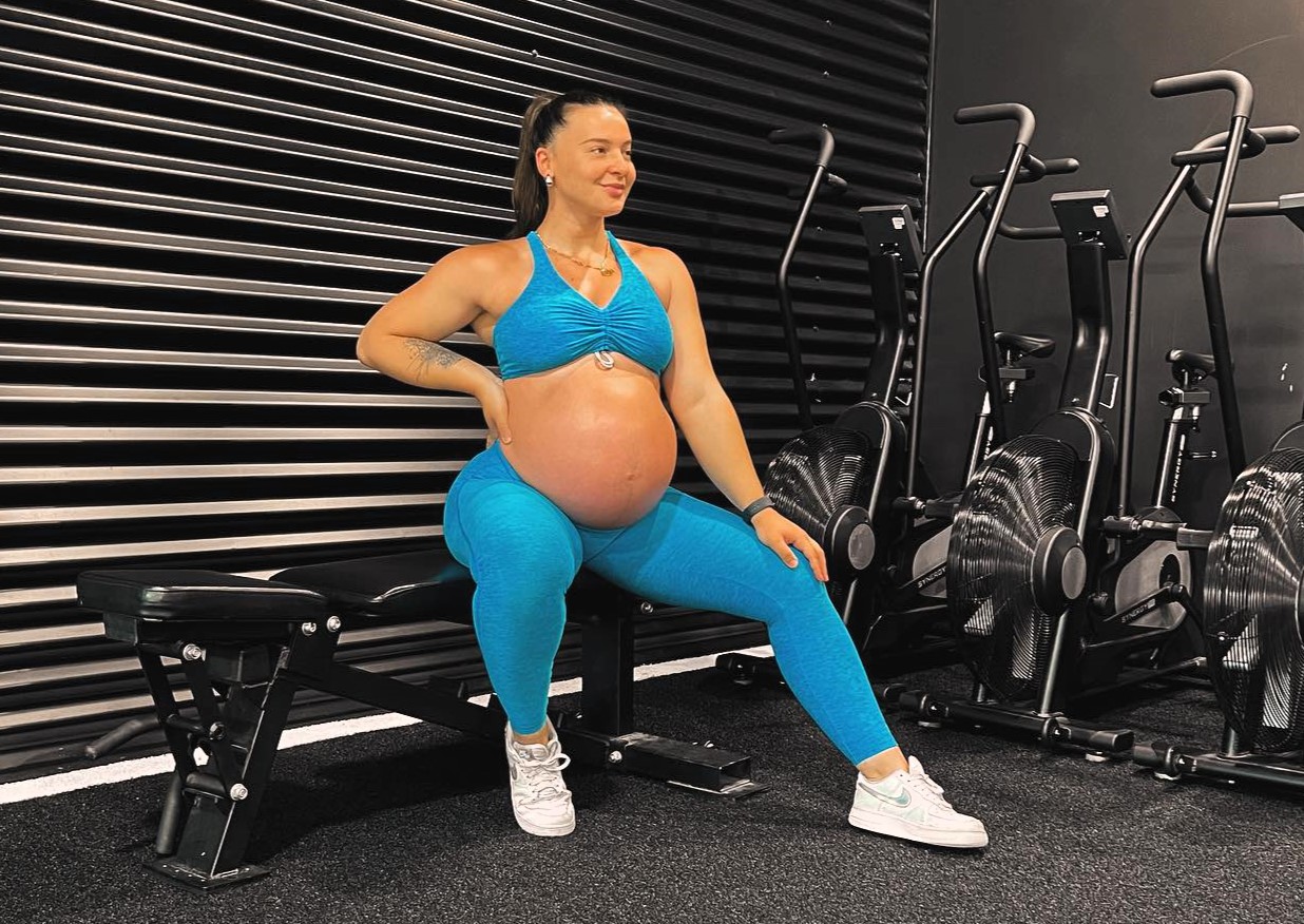 Fitness influencer Sofia Pires continues her workouts with her baby, inspiring others by staying active during pregnancy and postpartum. Her secret: listening to her body.