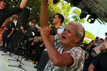 An elderly woman missing for seven months was reunited with her family after a viral video showed her dancing on stage at a concert in Colombia, capturing global attention.