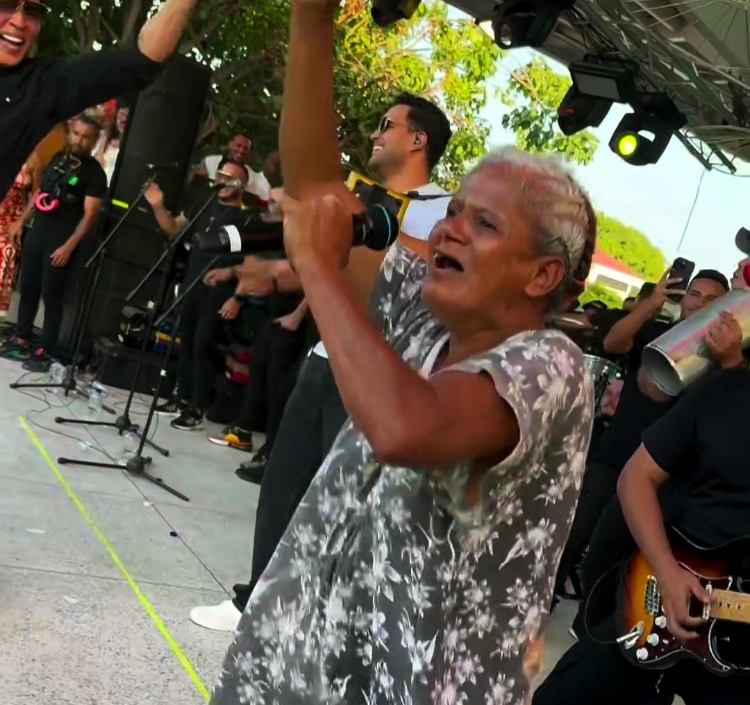 An elderly woman missing for seven months was reunited with her family after a viral video showed her dancing on stage at a concert in Colombia, capturing global attention.