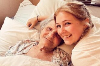 A granddaughter heartbreakingly reintroduces herself daily to her 92-year-old nan, who no longer remembers her due to dementia. Their loving bond endures despite the memory loss.