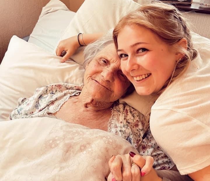 A granddaughter heartbreakingly reintroduces herself daily to her 92-year-old nan, who no longer remembers her due to dementia. Their loving bond endures despite the memory loss.