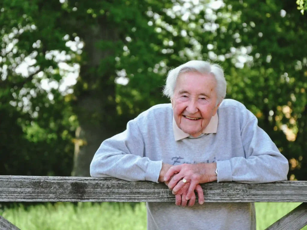 92-year-old grandad Edwin Rayner wows fans with his stunning rendition of Oasis' "Wonderwall" after the Gallagher brothers' reunion announcement, winning hearts on TikTok.