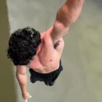 Irresponsible influencer Gerónimo Arias sparks outrage after attempting 238 pull-ups over a crocodile-infested river. Cops interrupted the dangerous stunt, which went viral online.