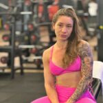 Fitness influencer Jessica Freitas, 33, claims discrimination after gym ejects her for ‘skimpy’ attire; returns after amicable resolution with management.