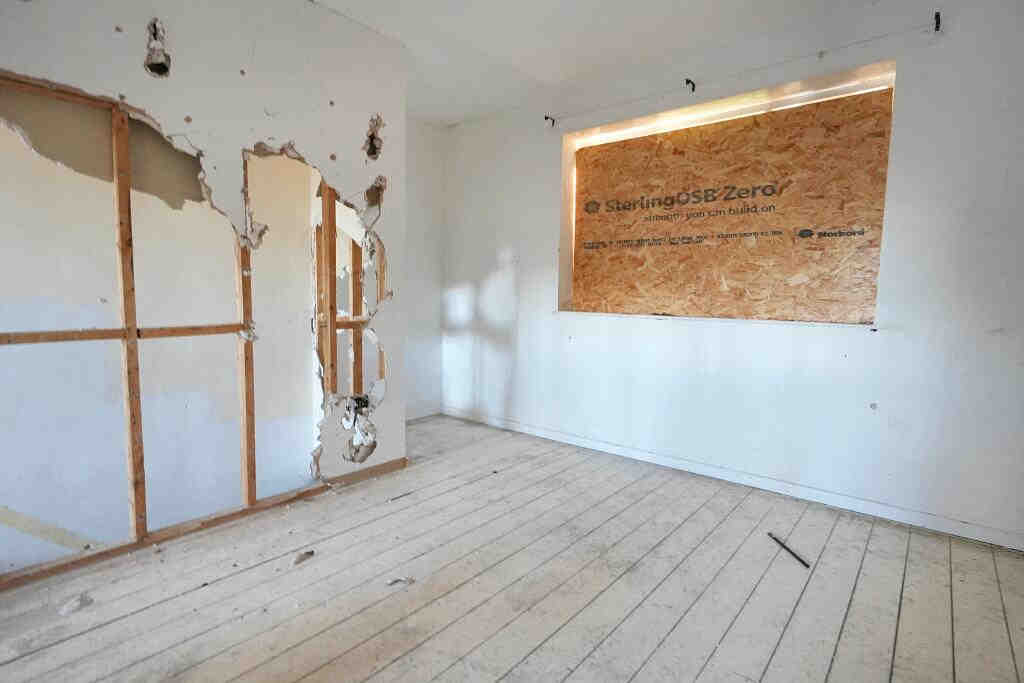 Liverpool two-bedroom flat listed for £10,000, but needs major renovations. With rental potential at £800/month post-reno, could this fixer-upper be your next investment?