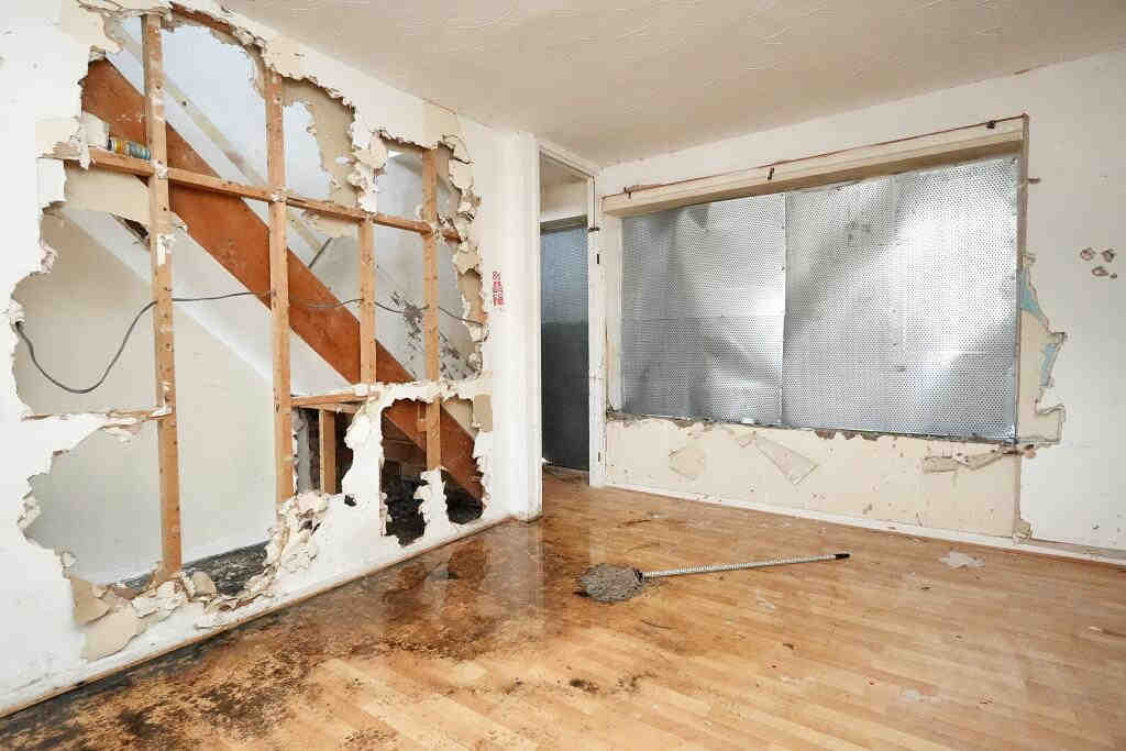 Liverpool two-bedroom flat listed for £10,000, but needs major renovations. With rental potential at £800/month post-reno, could this fixer-upper be your next investment?