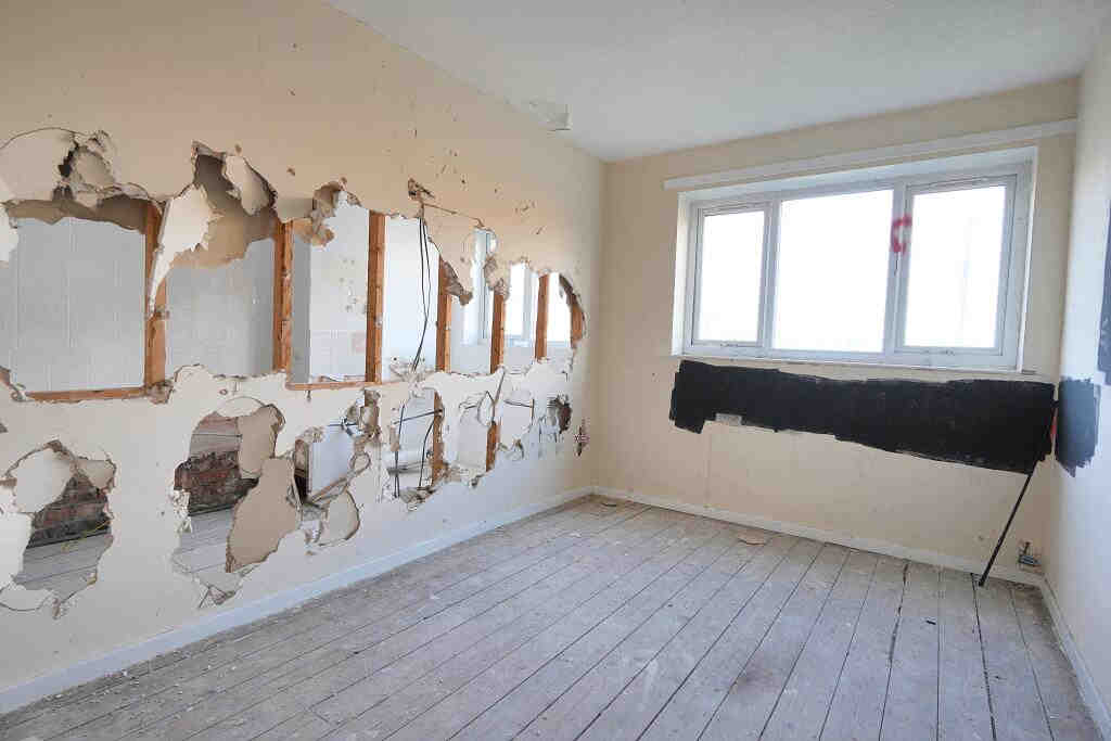 Liverpool two-bedroom flat listed for £10,000, but needs major renovations. With rental potential at £800/month post-reno, could this fixer-upper be your next investment?