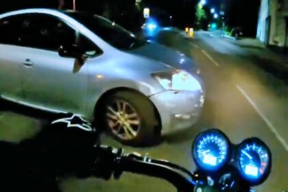 Biker opens driver’s car door and speeds off after being blocked in West London, sparking laughs online as viewers call it ‘elite-level pettiness’ and ‘harmless karma.’