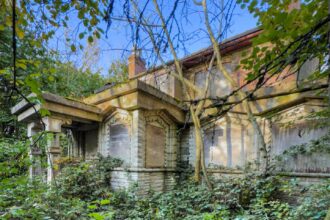 British explorer Chloe Urbex discovers an abandoned home filled with classic cars and rotting furniture, untouched since 1980. The eerie find has intrigued fans online with its haunting details.