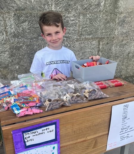 Cheeky 8-year-old Jasper leaves a sign asking for £5 from those spooked by his Halloween decorations—and it worked! His crafty idea has TikTok in stitches.