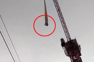 Courier hilariously delivers food via crane at a Bangkok construction site, tying the order to a harness lowered from above. The unique delivery method left locals amused.