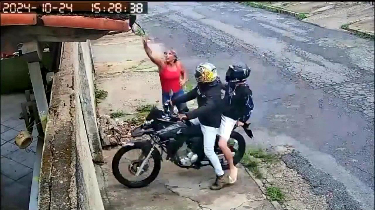 Terrified woman hurls handbag over roof mistaking bikers for thieves, only for them to kindly return it – caught on camera, amassing 170K views on social media.