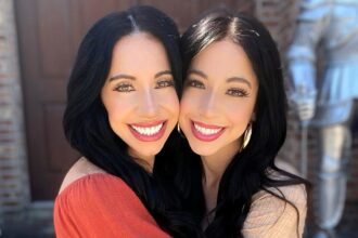 Mother-daughter duo stuns internet with identical Halloween costumes, leaving fans struggling to tell them apart. Their ‘twin-like’ look has everyone double-taking!