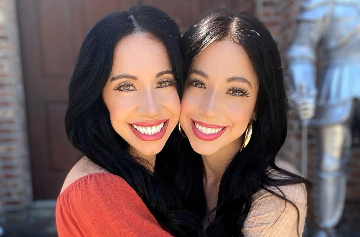 Mother-daughter duo stuns internet with identical Halloween costumes, leaving fans struggling to tell them apart. Their ‘twin-like’ look has everyone double-taking!