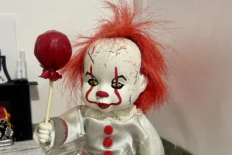 Halloween superfan transforms budget dolls into mini horror icons, from Michael Myers to Pennywise. Her handmade collection has fans begging for their own spooky doll!