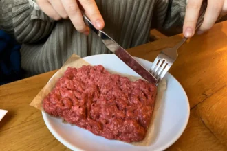 Fine art student Tatum Parden went viral after eating what appeared to be raw mince, but it was actually a hyperrealistic cake. Her TikTok stunt left viewers stunned and amused.