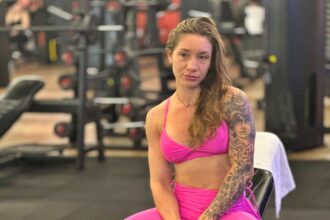 Fitness influencer Jessica Freitas, 33, claims discrimination after gym ejects her for ‘skimpy’ attire; returns after amicable resolution with management.