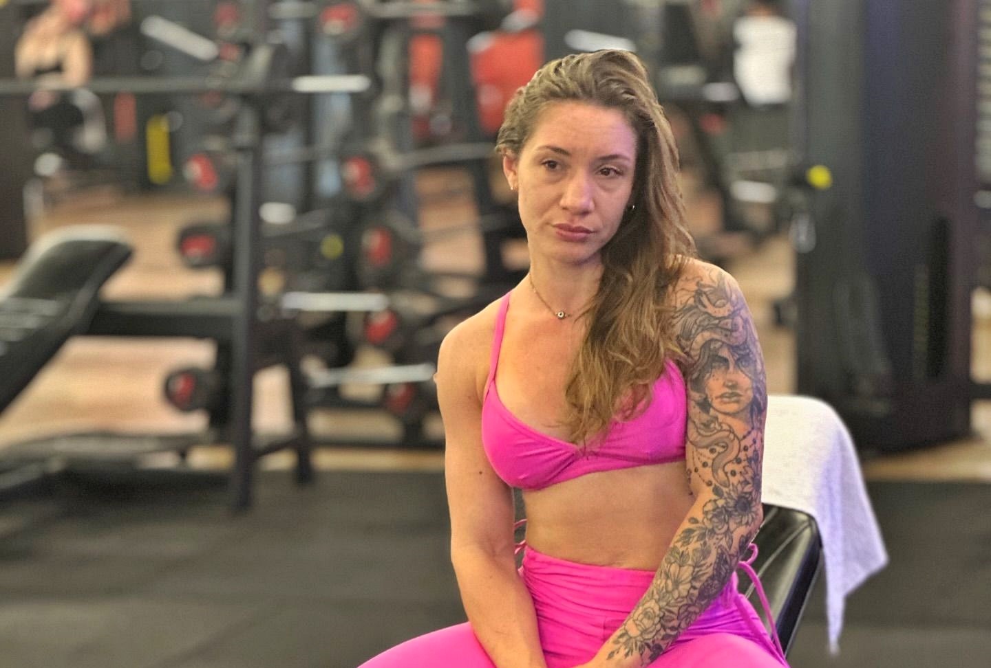 Fitness influencer Jessica Freitas, 33, claims discrimination after gym ejects her for ‘skimpy’ attire; returns after amicable resolution with management.