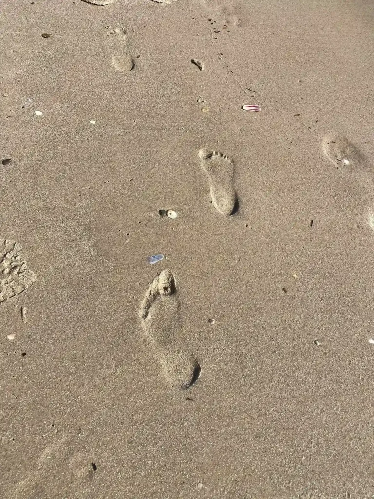 A mind-bending optical illusion of footprints in the sand has gone viral, confusing viewers who see both imprints and 3D shapes. The TikTok post has 3.2 million views!