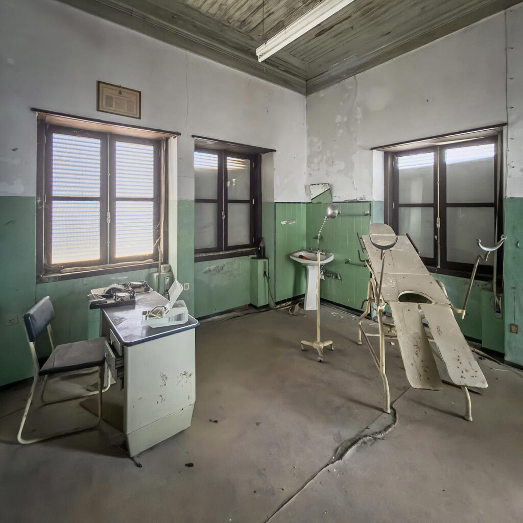 Urban explorer discovers abandoned Portuguese hospital untouched for 20+ years, filled with rusting medical equipment and eerie decay - like stepping into a horror set!