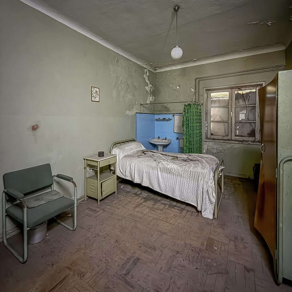 Urban explorer discovers abandoned Portuguese hospital untouched for 20+ years, filled with rusting medical equipment and eerie decay - like stepping into a horror set!