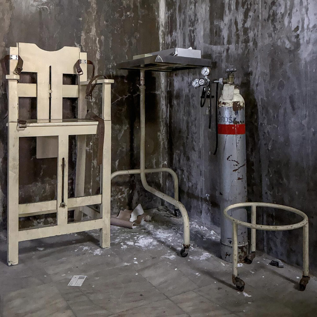 Urban explorer discovers abandoned Portuguese hospital untouched for 20+ years, filled with rusting medical equipment and eerie decay - like stepping into a horror set!