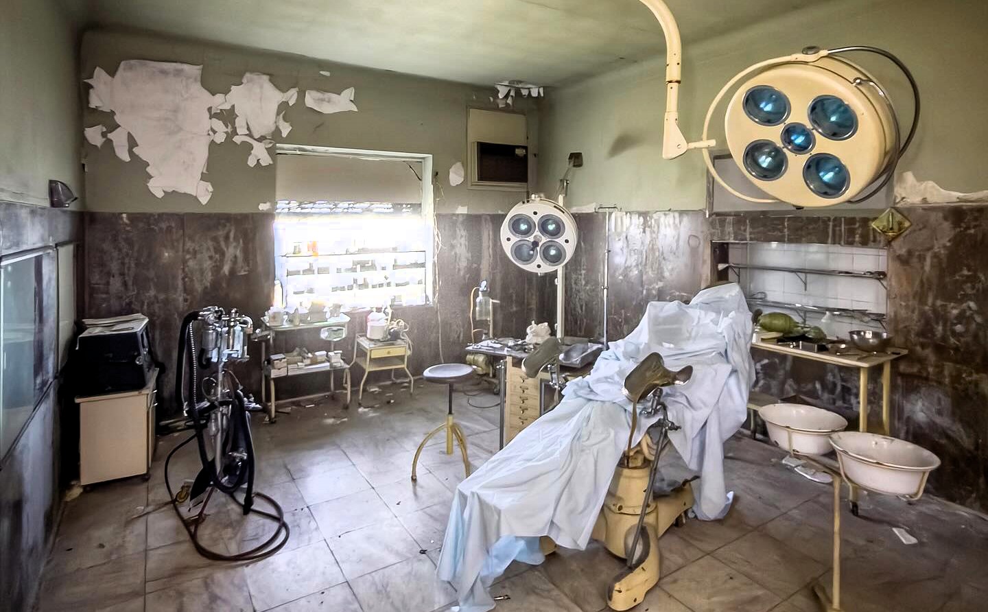 Urban explorer discovers abandoned Portuguese hospital untouched for 20+ years, filled with rusting medical equipment and eerie decay - like stepping into a horror set!