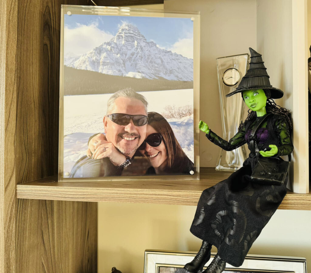 Emmerdale’s Lisa Riley swaps Elf on the Shelf for ‘Elphie on the Shelfie,’ inspired by *Wicked*'s Elphaba. Fans adore her festive twist celebrating the film’s release!